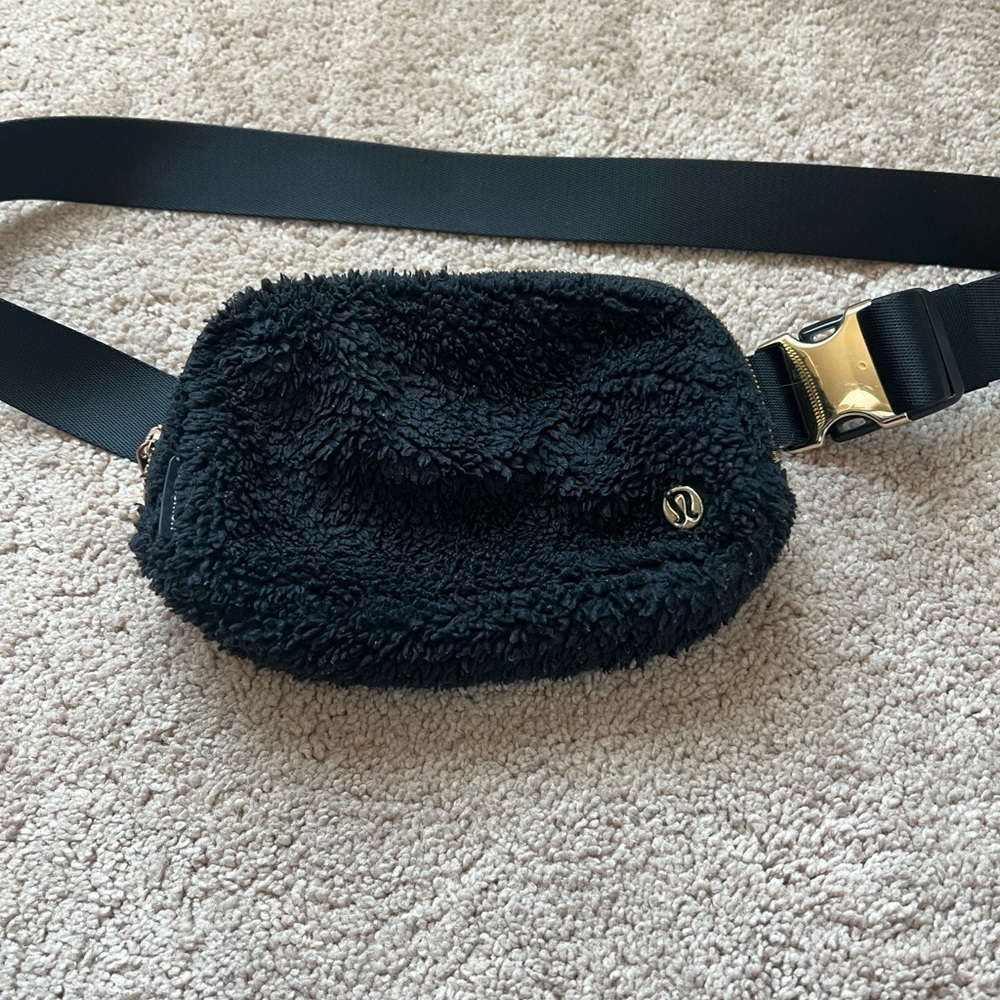 Lululemon Black Fleece Belt Bag with Gold Zipper - Picture 2 of 8